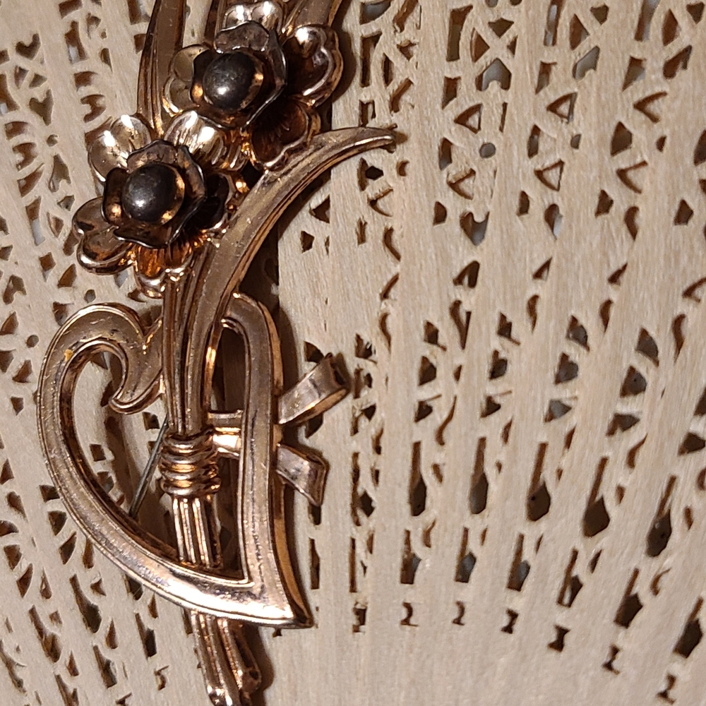 Unique Pin Brooch - Picture 4 of 16